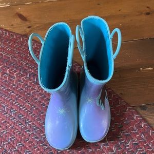 Little girl Frozen rain boots.